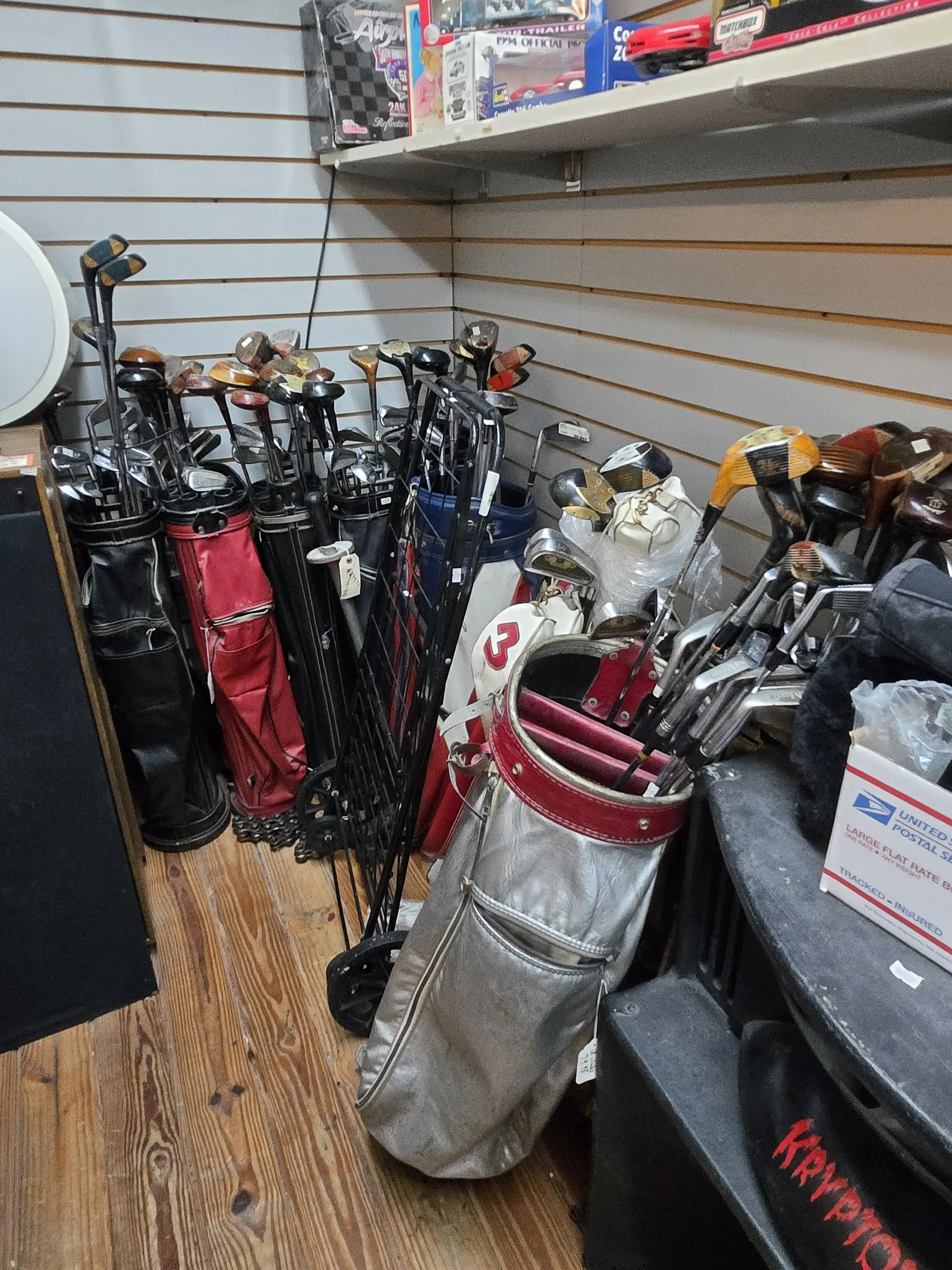 Golf bags and clubs at AAA Gun & Pawn